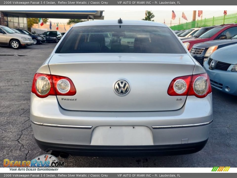 2006 Volkswagen Passat 3.6 Sedan Reflex Silver Metallic / Classic Grey Photo #24