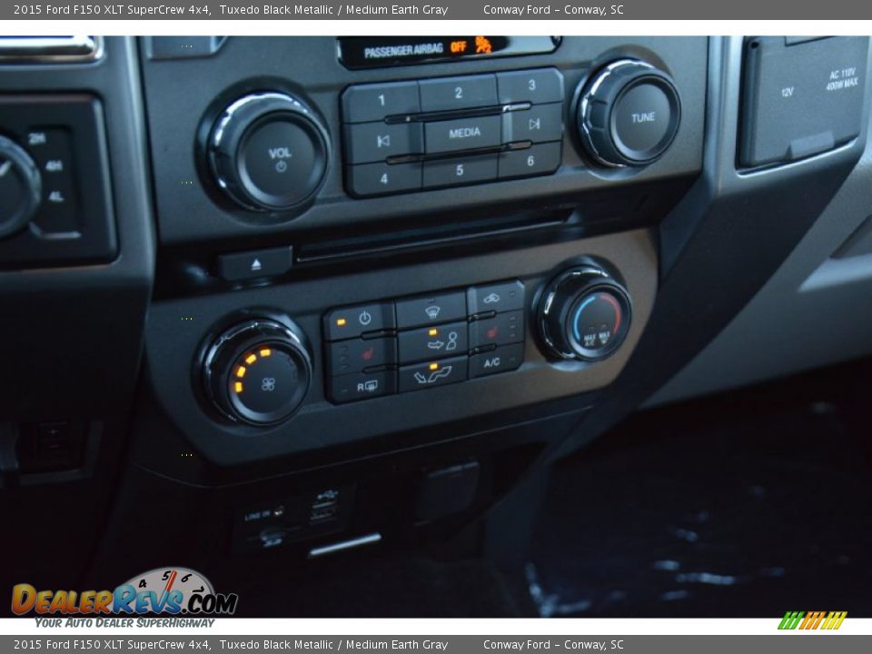 2015 Ford F150 XLT SuperCrew 4x4 Tuxedo Black Metallic / Medium Earth Gray Photo #28