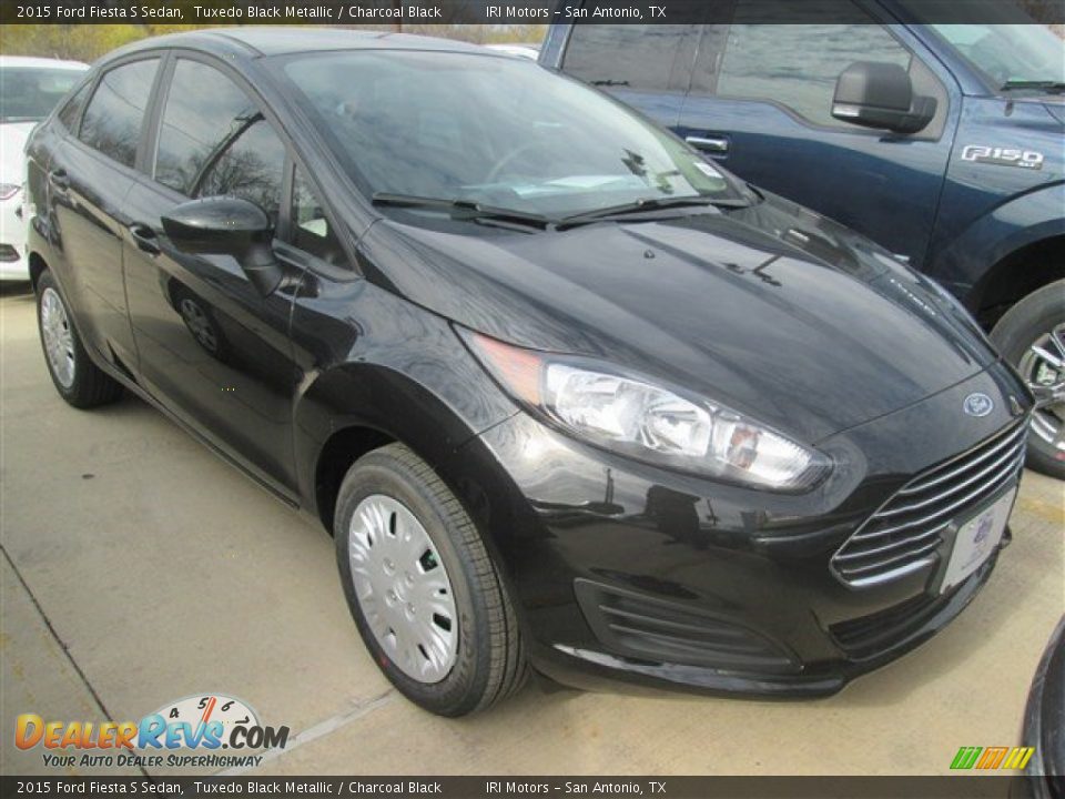 Front 3/4 View of 2015 Ford Fiesta S Sedan Photo #9