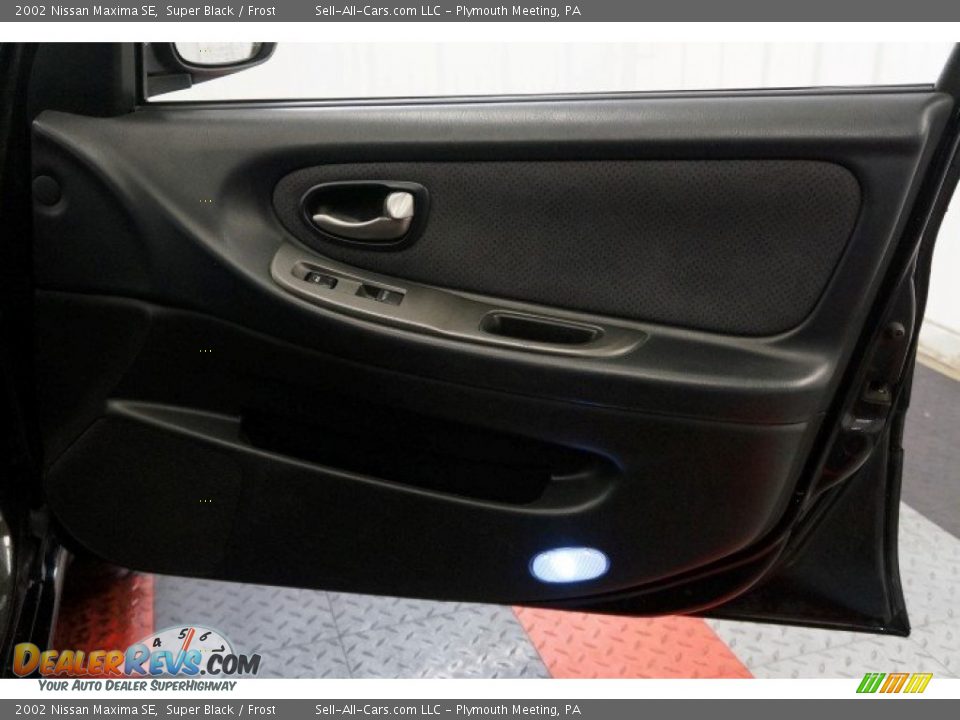 2002 Nissan Maxima SE Super Black / Frost Photo #17