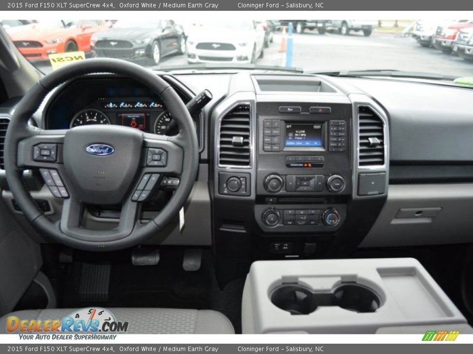 Dashboard of 2015 Ford F150 XLT SuperCrew 4x4 Photo #8