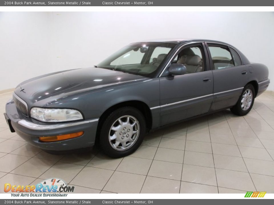 Front 3/4 View of 2004 Buick Park Avenue  Photo #3