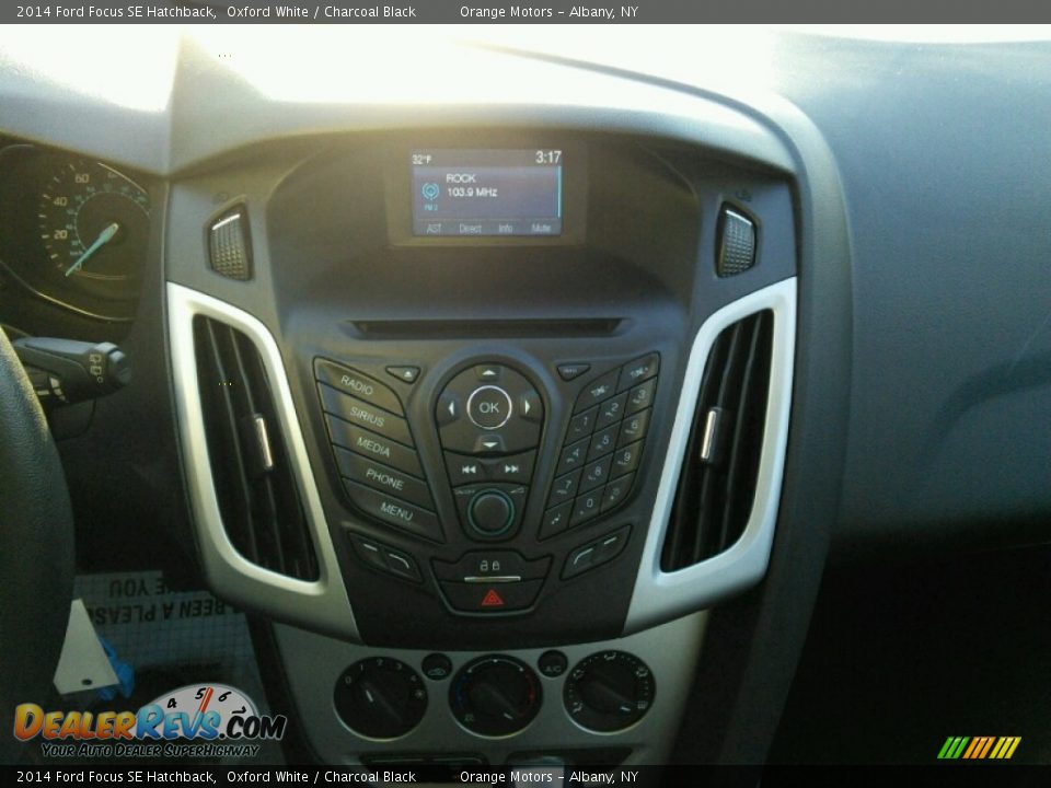 2014 Ford Focus SE Hatchback Oxford White / Charcoal Black Photo #10