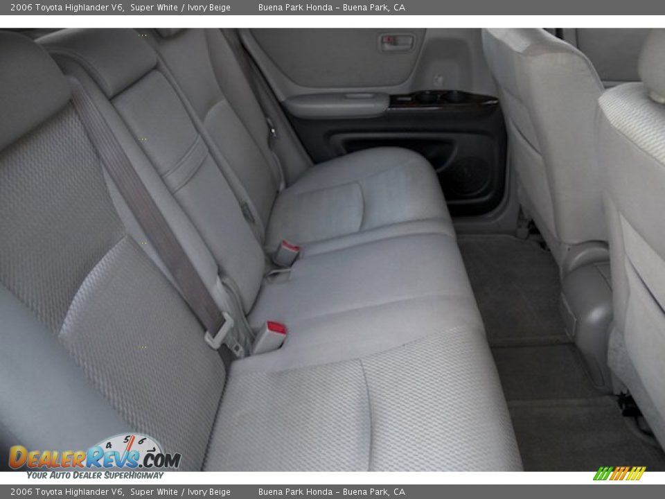 2006 Toyota Highlander V6 Super White / Ivory Beige Photo #16