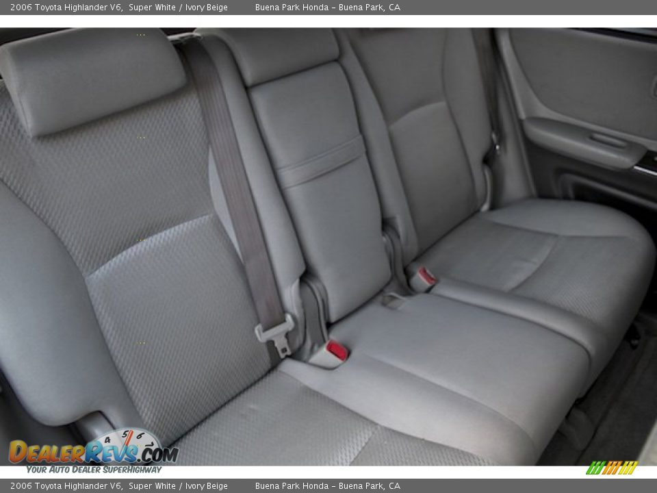 2006 Toyota Highlander V6 Super White / Ivory Beige Photo #18