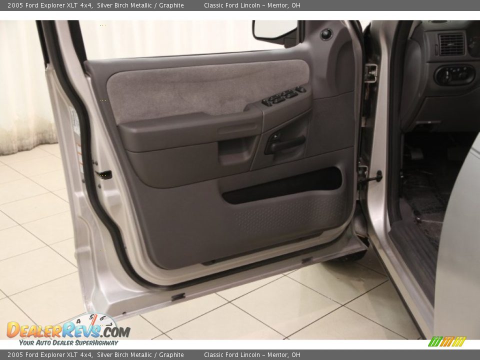 2005 Ford Explorer XLT 4x4 Silver Birch Metallic / Graphite Photo #4