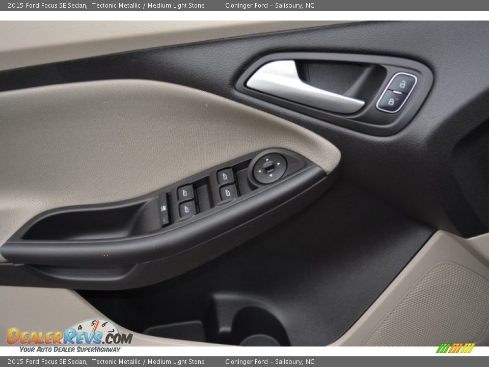 Door Panel of 2015 Ford Focus SE Sedan Photo #5