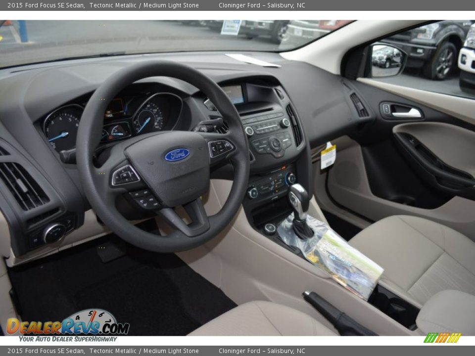Dashboard of 2015 Ford Focus SE Sedan Photo #7