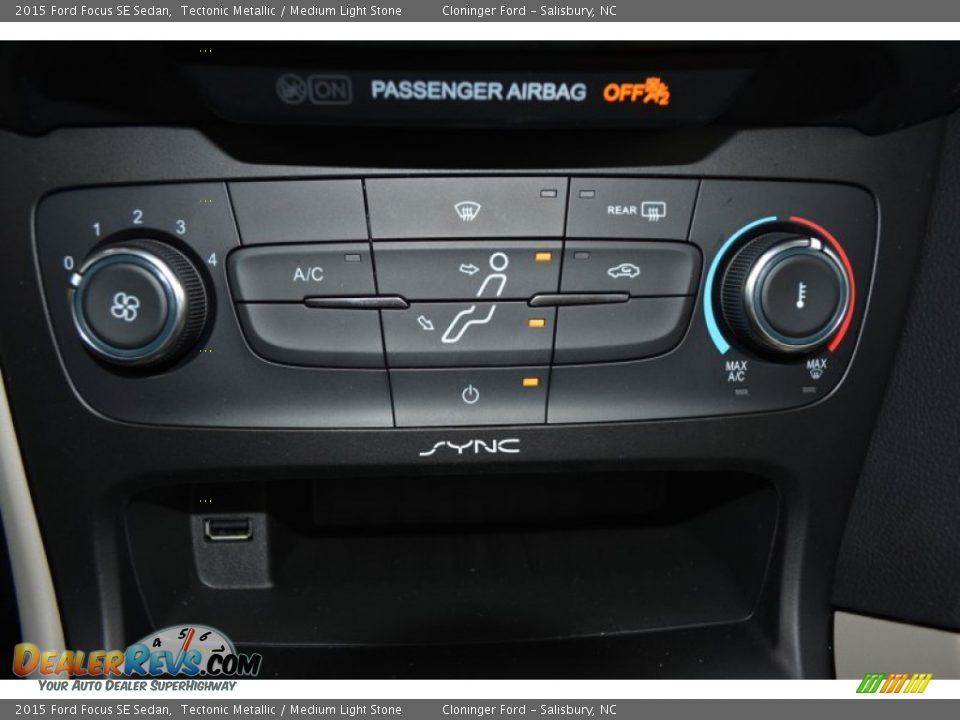 Controls of 2015 Ford Focus SE Sedan Photo #15