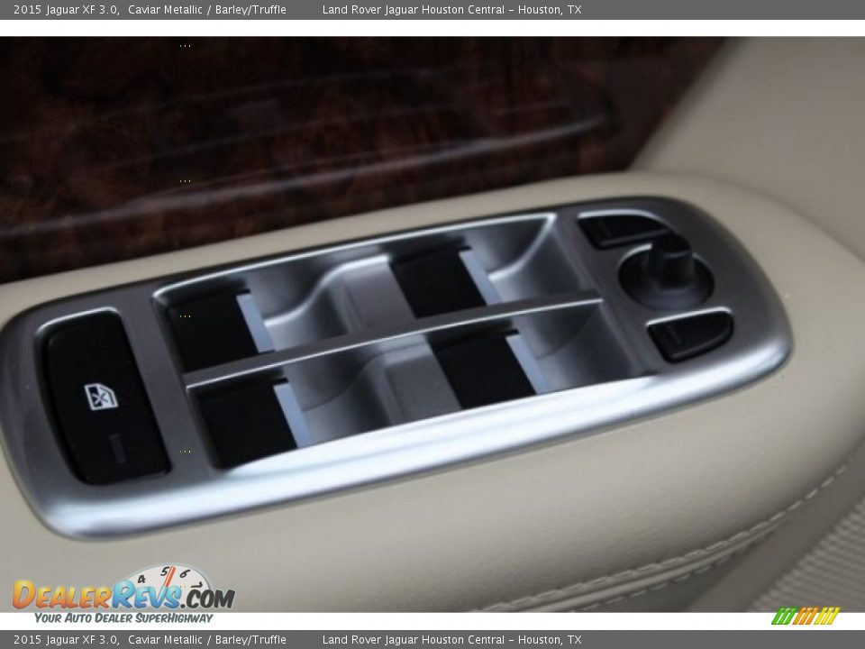 Controls of 2015 Jaguar XF 3.0 Photo #9