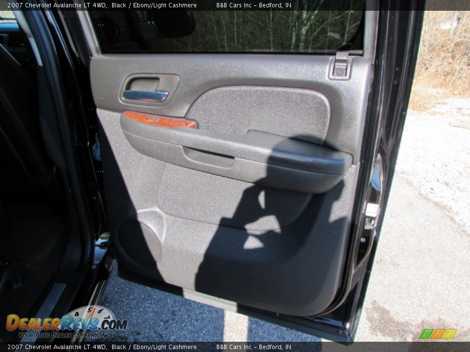2007 Chevrolet Avalanche LT 4WD Black / Ebony/Light Cashmere Photo #15