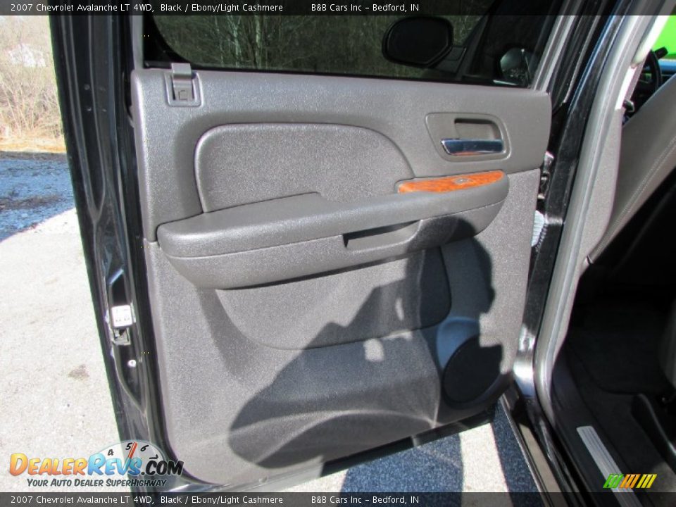 2007 Chevrolet Avalanche LT 4WD Black / Ebony/Light Cashmere Photo #26