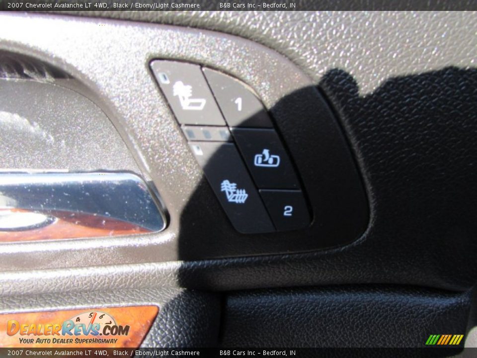 2007 Chevrolet Avalanche LT 4WD Black / Ebony/Light Cashmere Photo #32