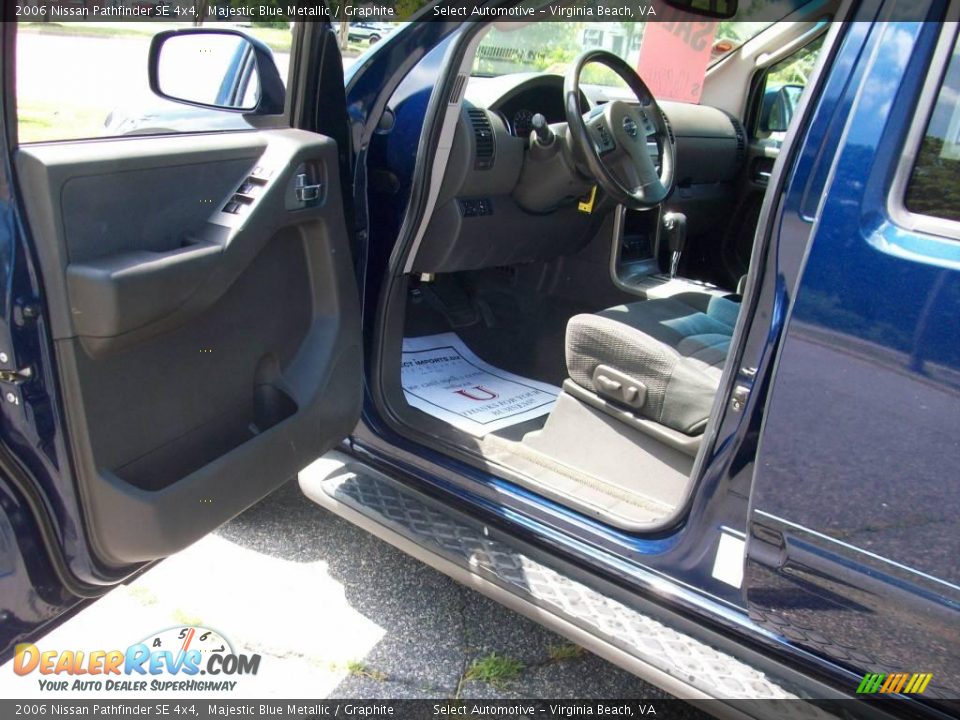 2006 Nissan Pathfinder SE 4x4 Majestic Blue Metallic / Graphite Photo #14