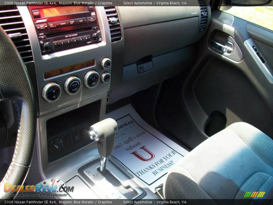 2006 Nissan Pathfinder SE 4x4 Majestic Blue Metallic / Graphite Photo #16