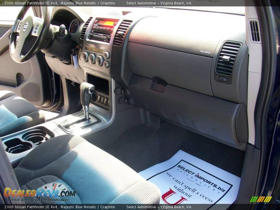 2006 Nissan Pathfinder SE 4x4 Majestic Blue Metallic / Graphite Photo #17