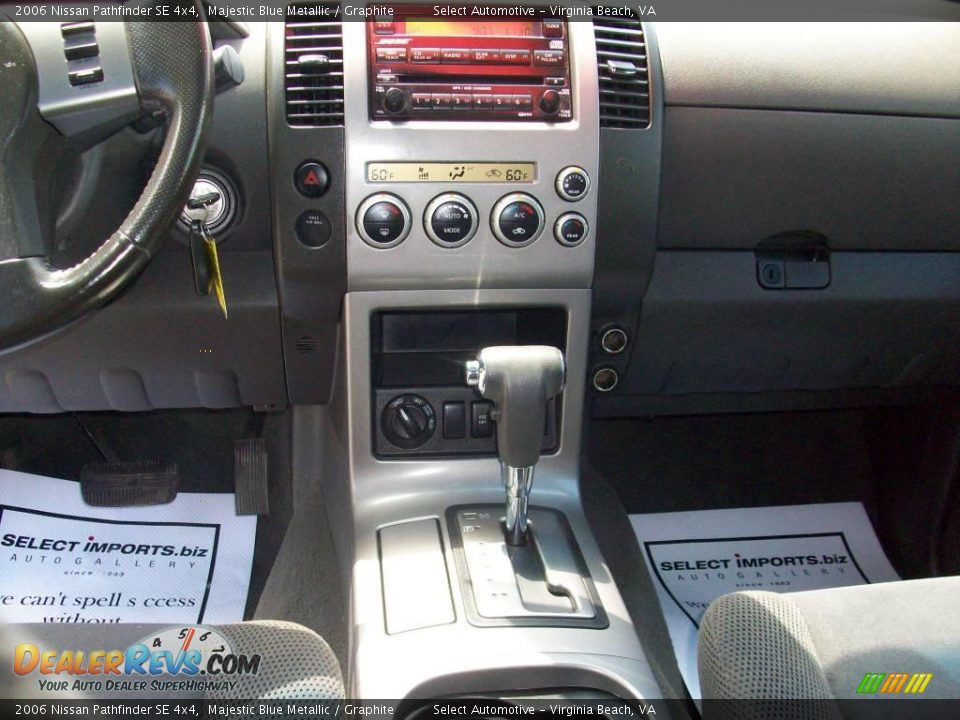 2006 Nissan Pathfinder SE 4x4 Majestic Blue Metallic / Graphite Photo #18