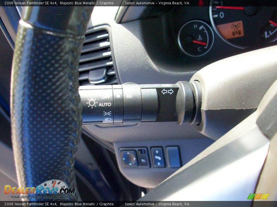 2006 Nissan Pathfinder SE 4x4 Majestic Blue Metallic / Graphite Photo #24