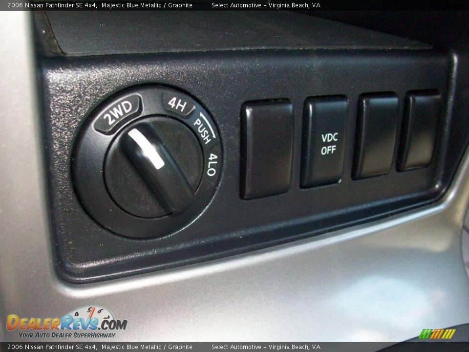 2006 Nissan Pathfinder SE 4x4 Majestic Blue Metallic / Graphite Photo #30