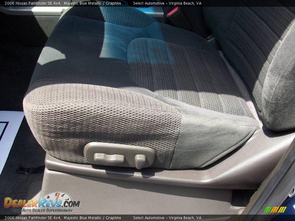2006 Nissan Pathfinder SE 4x4 Majestic Blue Metallic / Graphite Photo #33