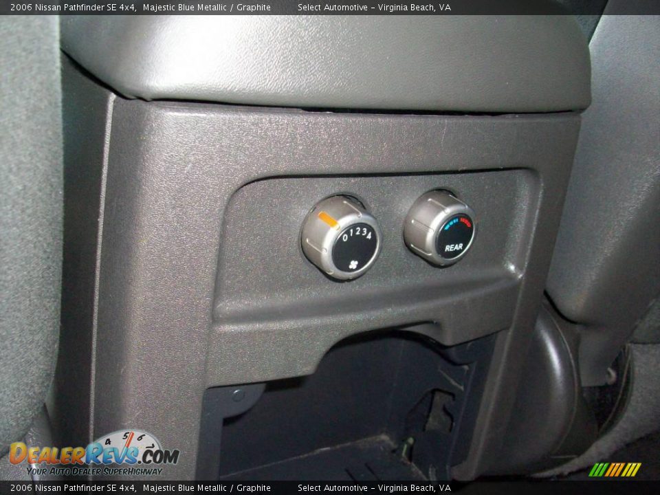2006 Nissan Pathfinder SE 4x4 Majestic Blue Metallic / Graphite Photo #35