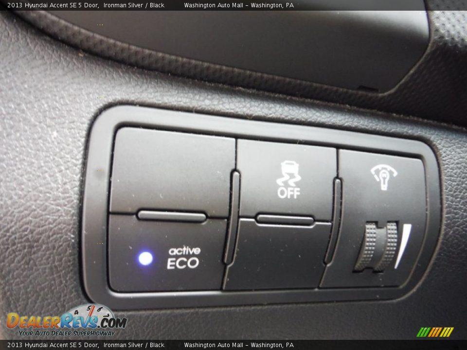2013 Hyundai Accent SE 5 Door Ironman Silver / Black Photo #16