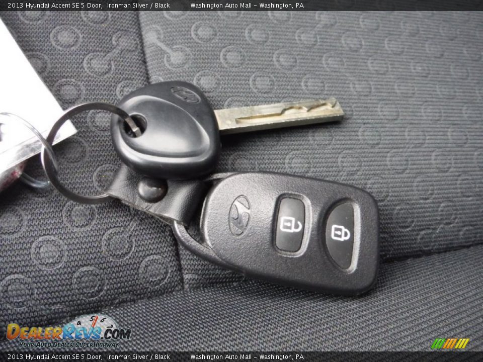 2013 Hyundai Accent SE 5 Door Ironman Silver / Black Photo #18