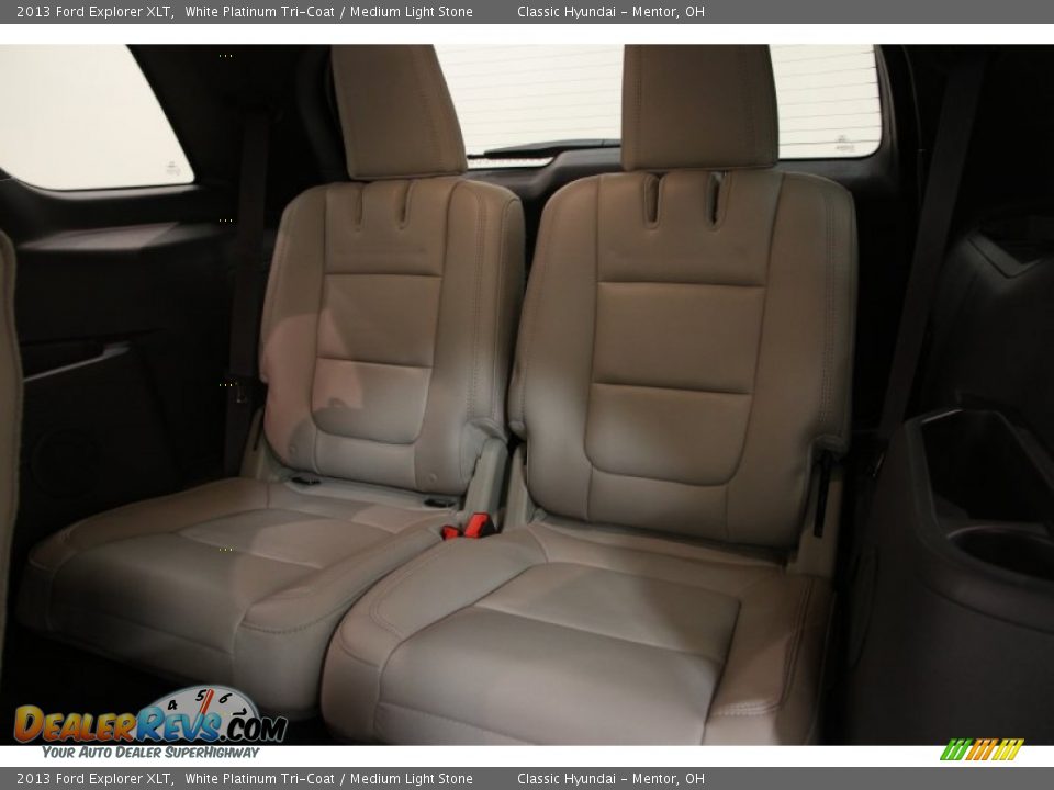 2013 Ford Explorer XLT White Platinum Tri-Coat / Medium Light Stone Photo #24