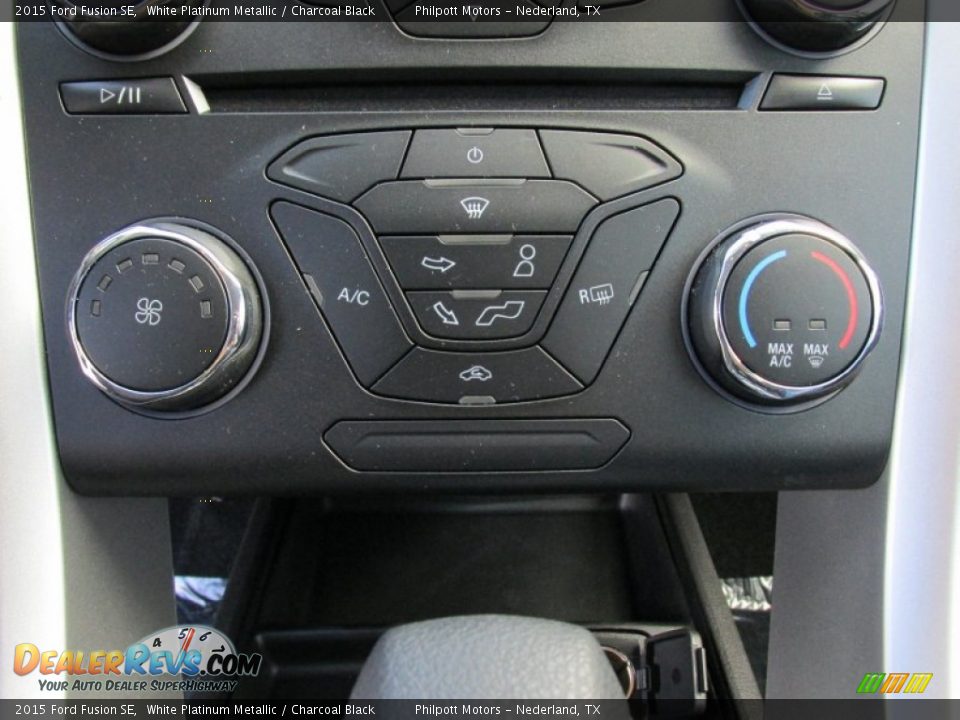 2015 Ford Fusion SE White Platinum Metallic / Charcoal Black Photo #28