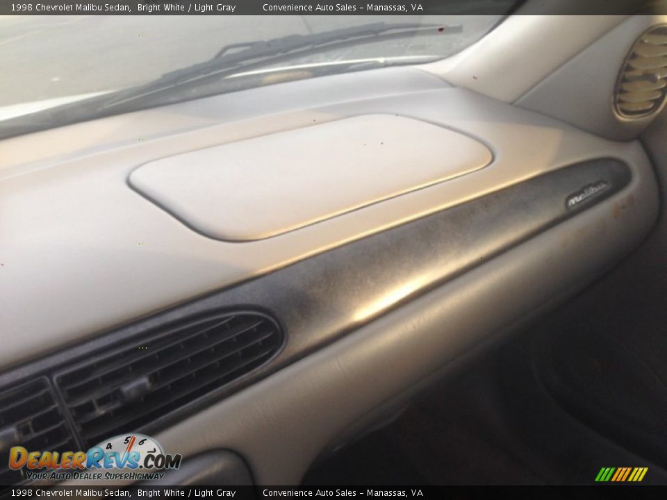1998 Chevrolet Malibu Sedan Bright White / Light Gray Photo #23