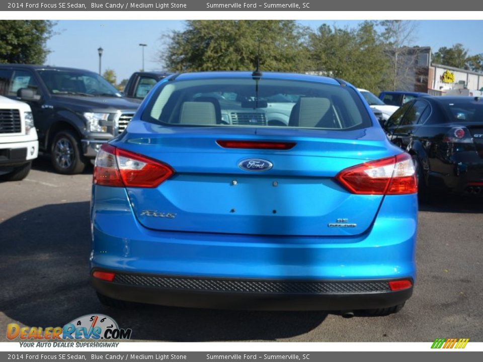 2014 Ford Focus SE Sedan Blue Candy / Medium Light Stone Photo #4