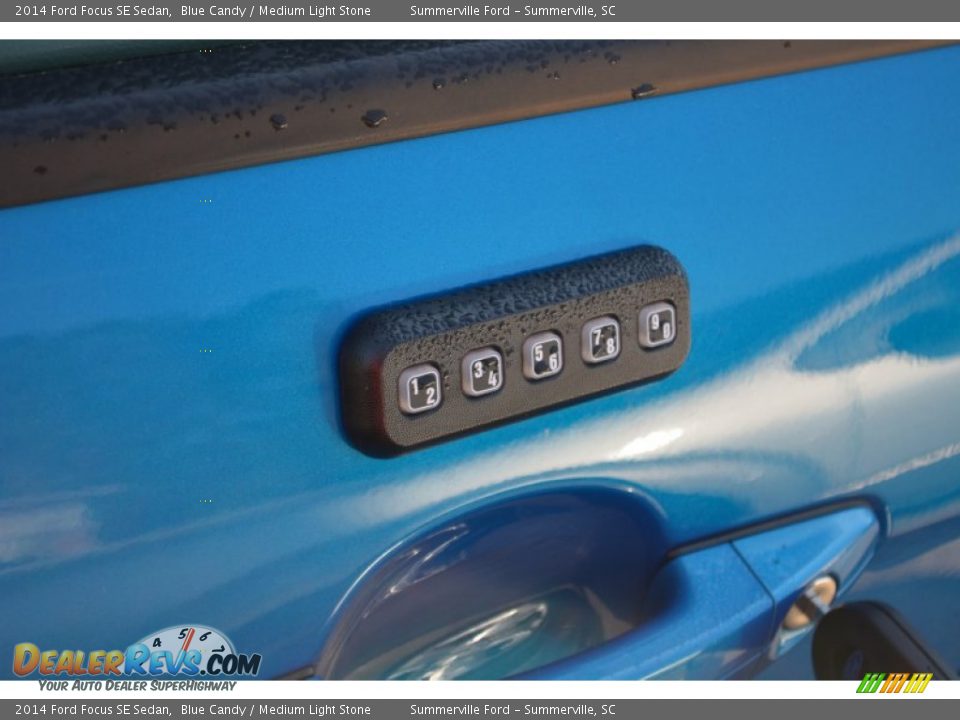 2014 Ford Focus SE Sedan Blue Candy / Medium Light Stone Photo #9