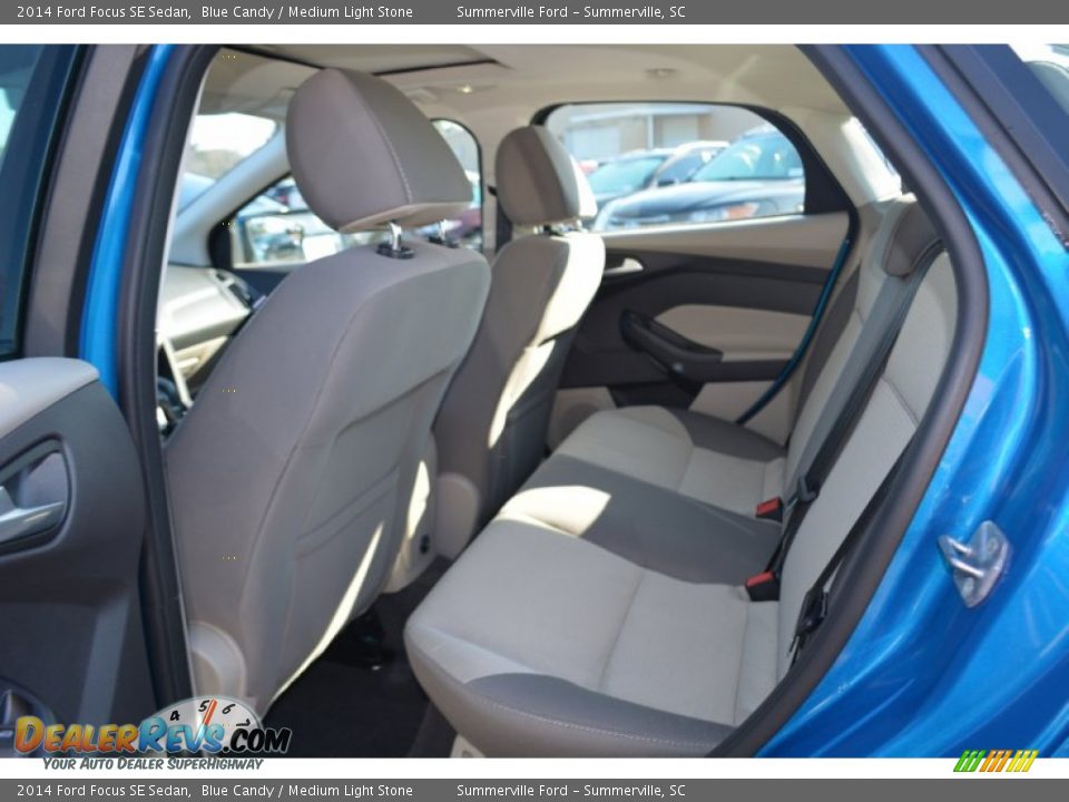 2014 Ford Focus SE Sedan Blue Candy / Medium Light Stone Photo #11