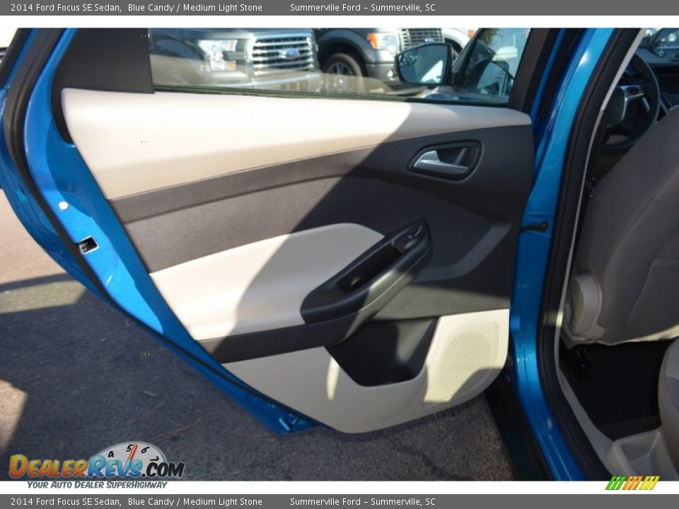 2014 Ford Focus SE Sedan Blue Candy / Medium Light Stone Photo #12