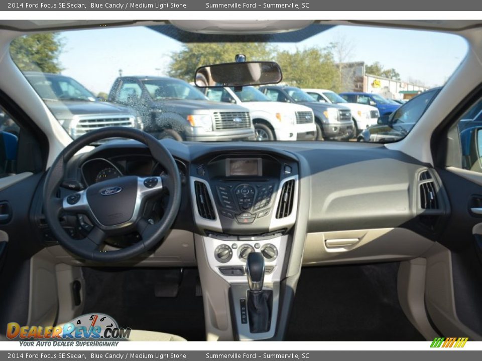 2014 Ford Focus SE Sedan Blue Candy / Medium Light Stone Photo #13