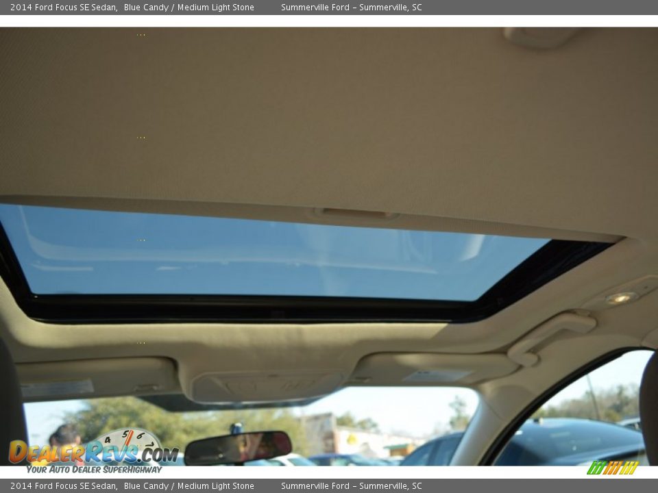 2014 Ford Focus SE Sedan Blue Candy / Medium Light Stone Photo #16