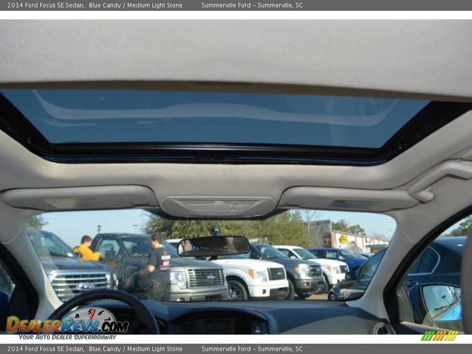 2014 Ford Focus SE Sedan Blue Candy / Medium Light Stone Photo #17