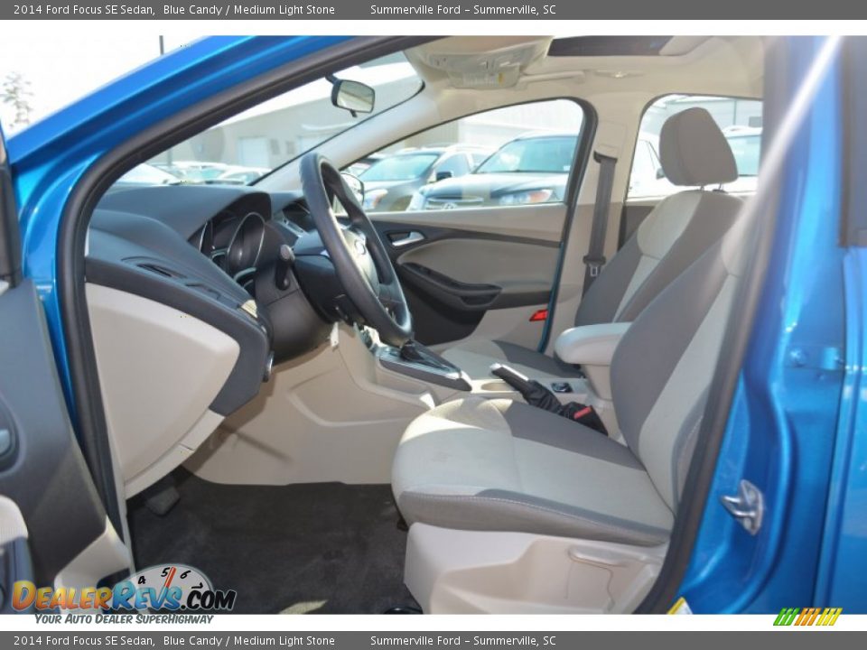 2014 Ford Focus SE Sedan Blue Candy / Medium Light Stone Photo #19