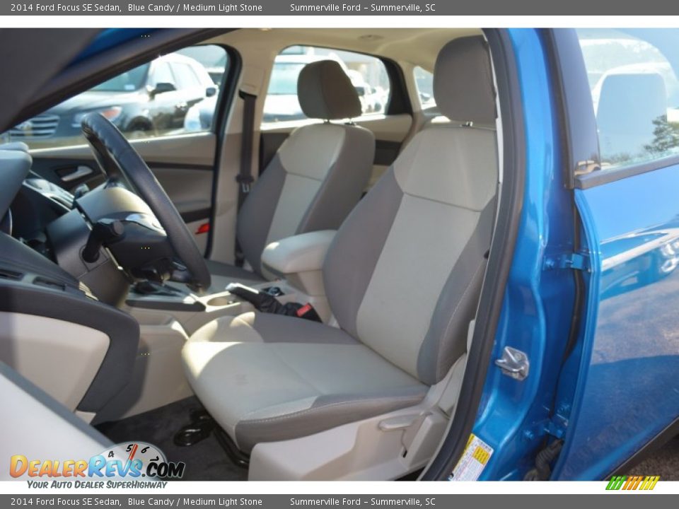 2014 Ford Focus SE Sedan Blue Candy / Medium Light Stone Photo #20