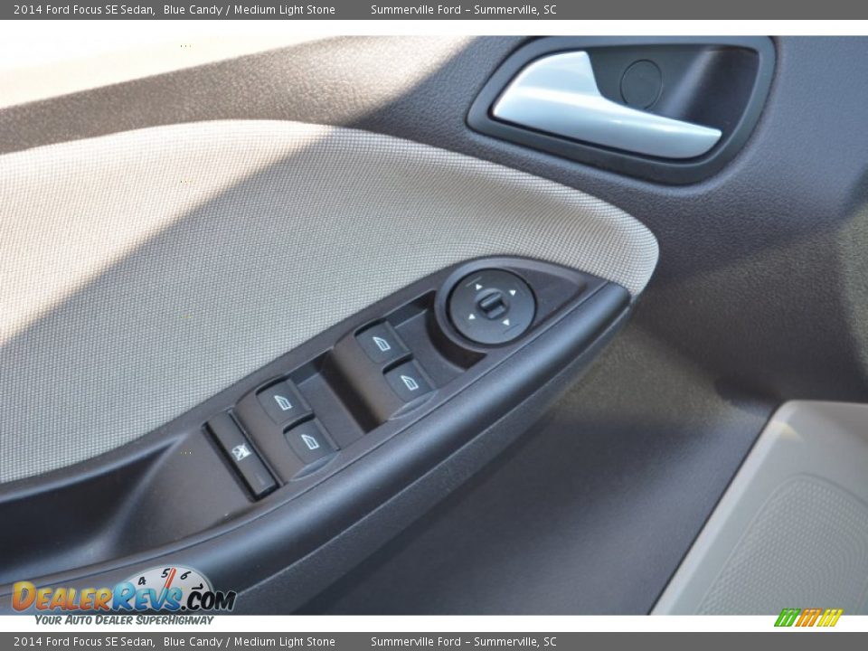 2014 Ford Focus SE Sedan Blue Candy / Medium Light Stone Photo #22