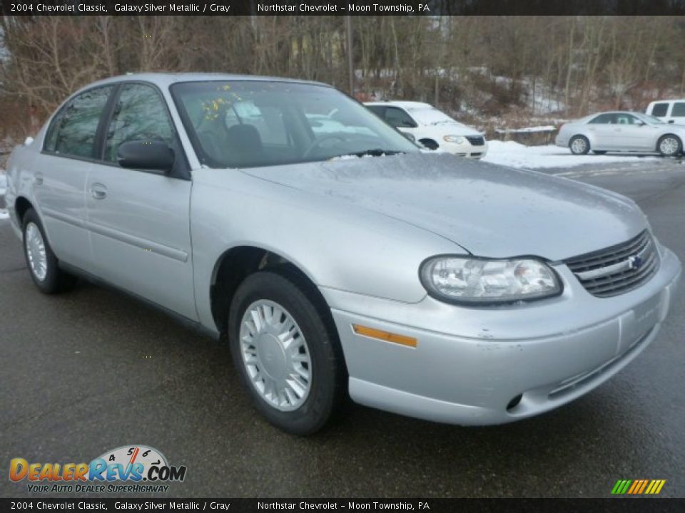 Front 3/4 View of 2004 Chevrolet Classic  Photo #5