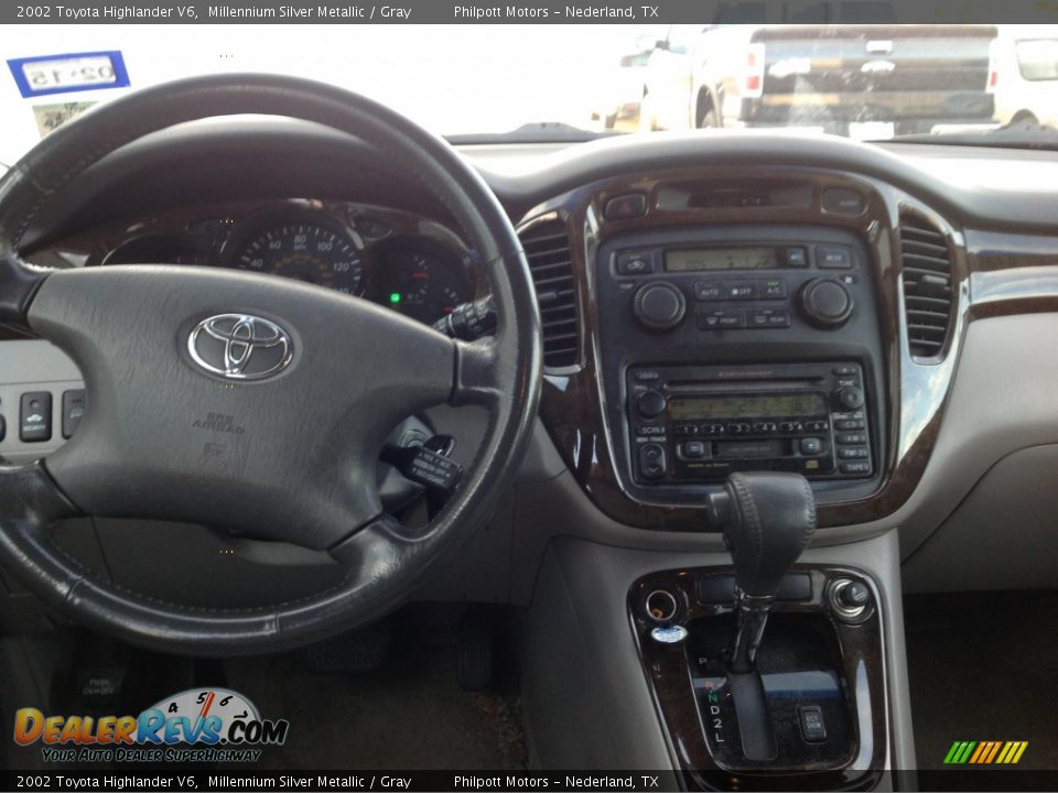 Controls of 2002 Toyota Highlander V6 Photo #8