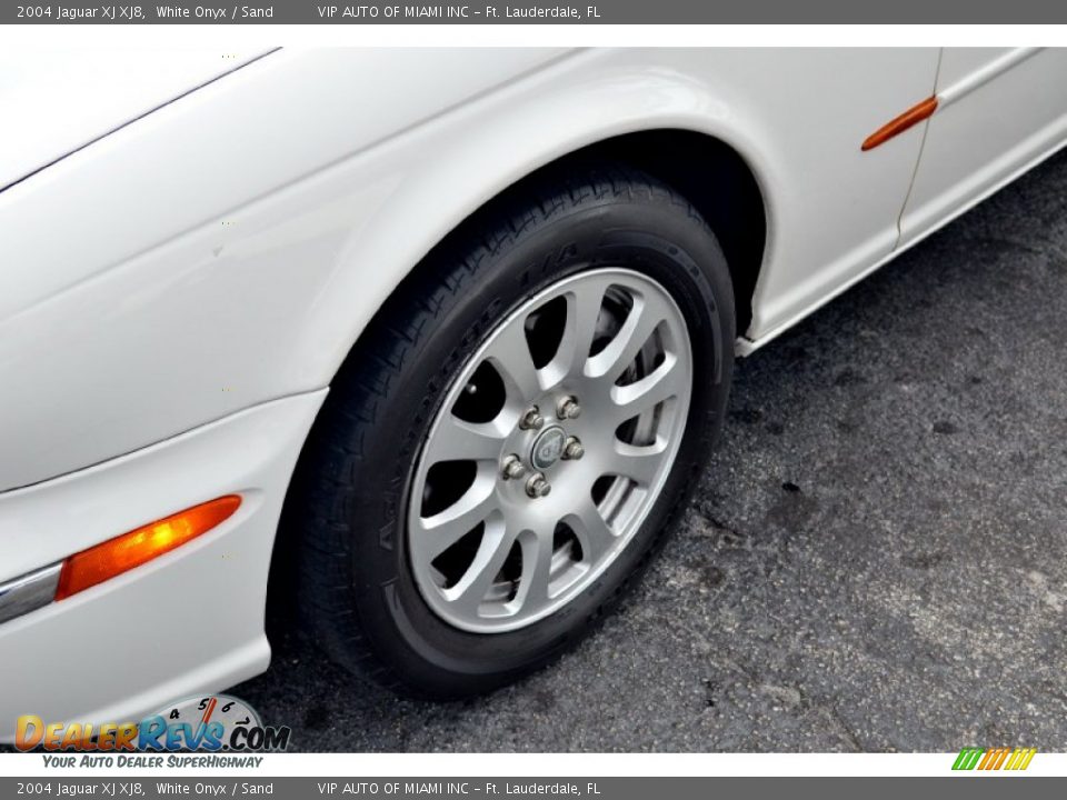 2004 Jaguar XJ XJ8 White Onyx / Sand Photo #24