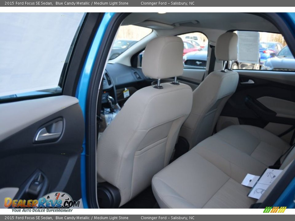 2015 Ford Focus SE Sedan Blue Candy Metallic / Medium Light Stone Photo #9