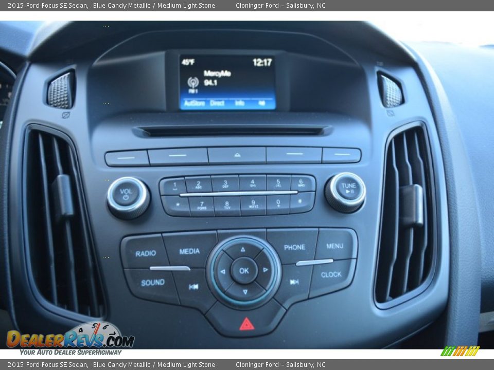 Controls of 2015 Ford Focus SE Sedan Photo #12