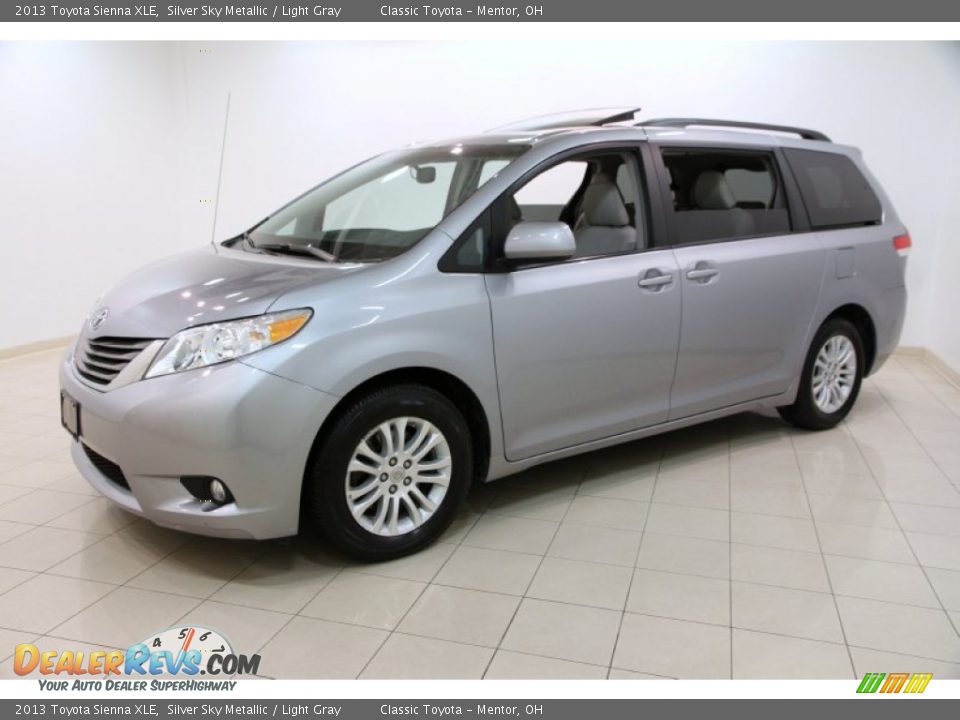Front 3/4 View of 2013 Toyota Sienna XLE Photo #3