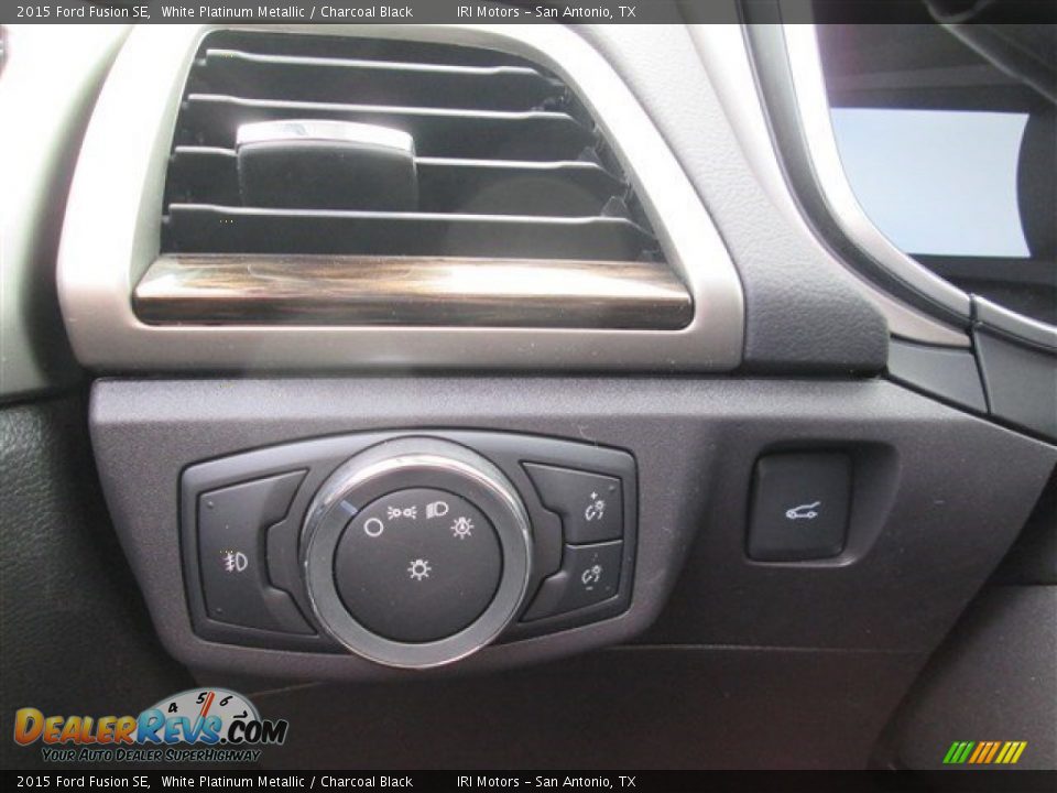 2015 Ford Fusion SE White Platinum Metallic / Charcoal Black Photo #26