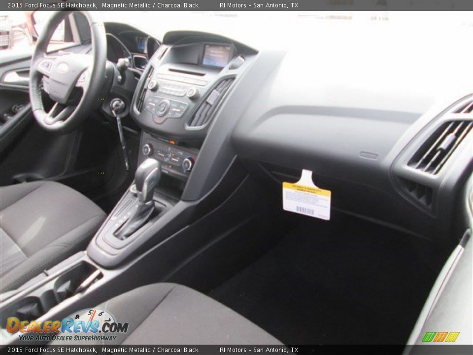 2015 Ford Focus SE Hatchback Magnetic Metallic / Charcoal Black Photo #14