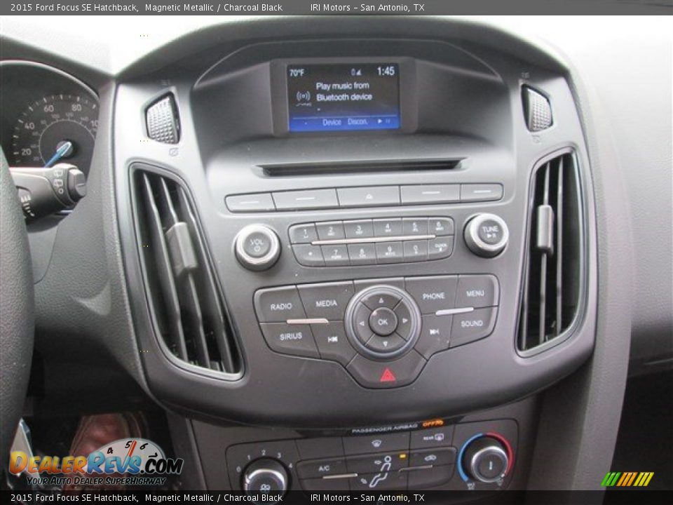 Controls of 2015 Ford Focus SE Hatchback Photo #29