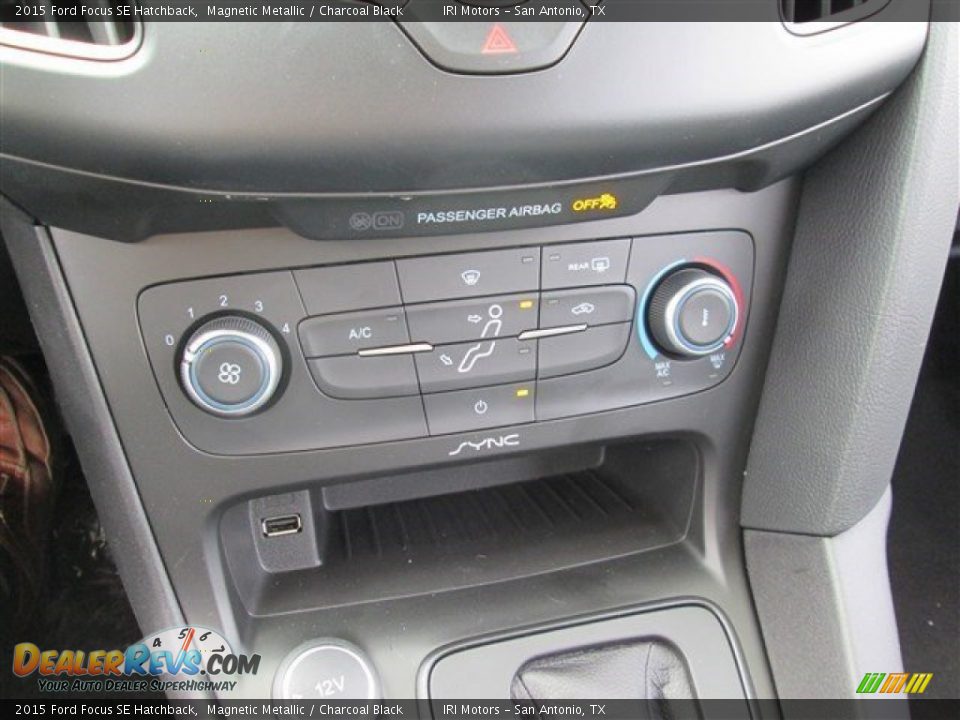 Controls of 2015 Ford Focus SE Hatchback Photo #30